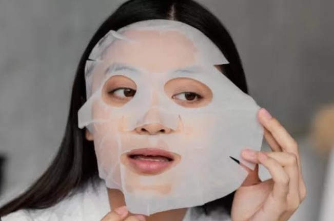 Ilustrasi penggunaan masker wajah salah satu cara ampuh kecilkan pori-pori wajah. [Int]